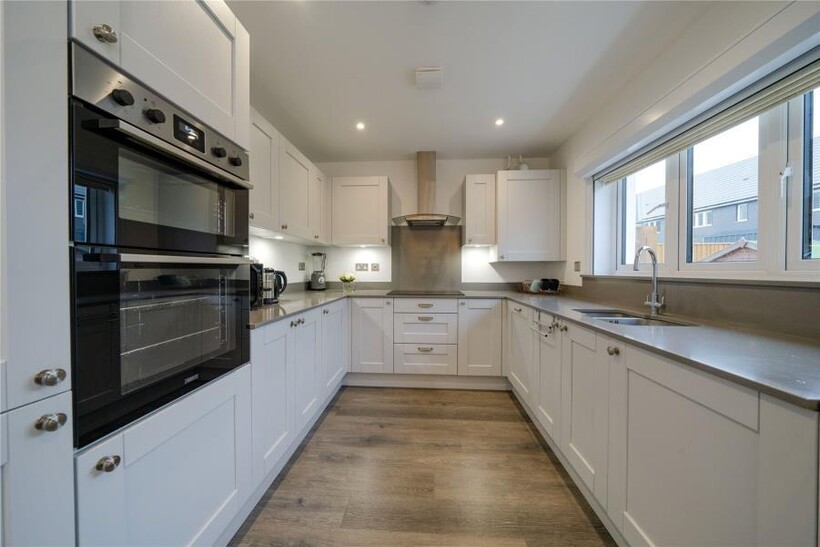 Mytchett 4 bed detached house to rent - £3,950 pcm (£912 pw)