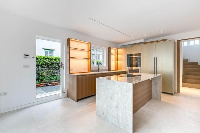 Temple Fortune Lane, London, NW11 3 bed terraced house to rent - £5,612 pcm (£1,295 pw)