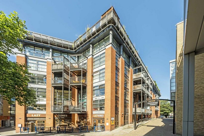 Britton Street, London EC1M 2 bed flat to rent - £4,398 pcm (£1,015 pw)