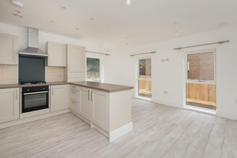 Rosewood Heights, Dover 2 bed flat to rent - £975 pcm (£225 pw)