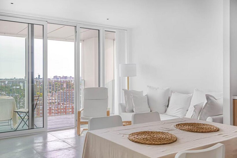 Bouchon Point, London E1 2 bed apartment to rent - £3,200 pcm (£738 pw)