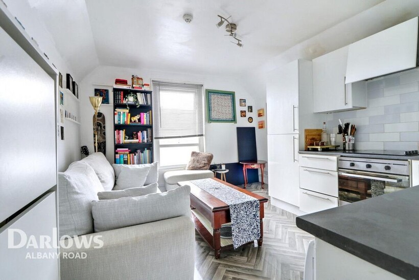 Ninian Road, CARDIFF 2 bed duplex to rent - £1,175 pcm (£271 pw)