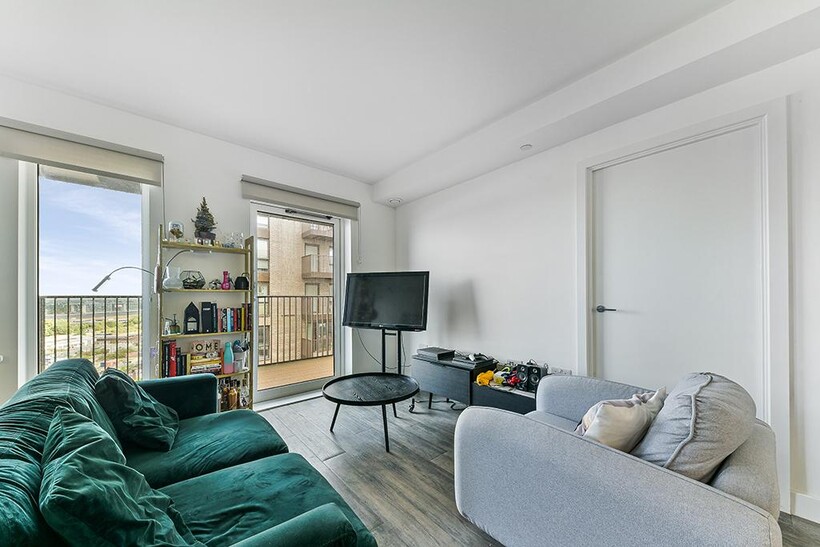 Millet Place, Pontoon Dock London E16 2 bed apartment to rent - £2,480 pcm (£572 pw)