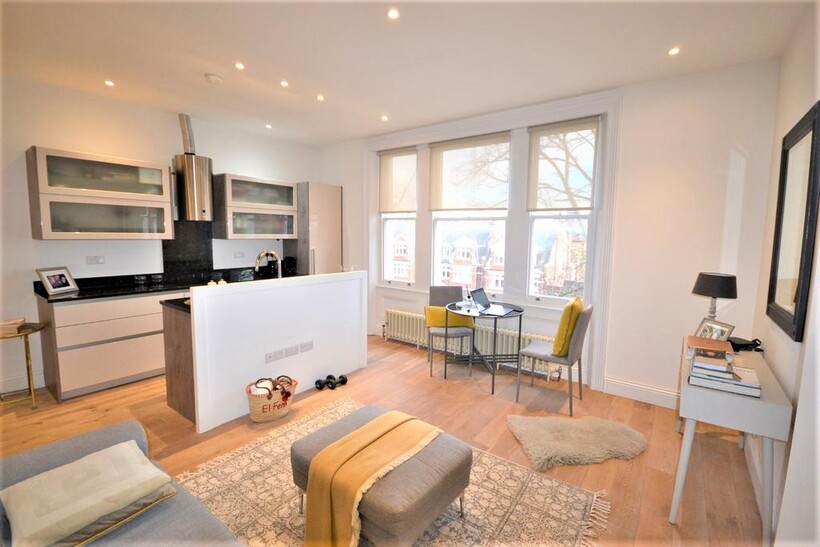 Belsize Avenue, London NW3 2 bed flat to rent - £3,490 pcm (£805 pw)