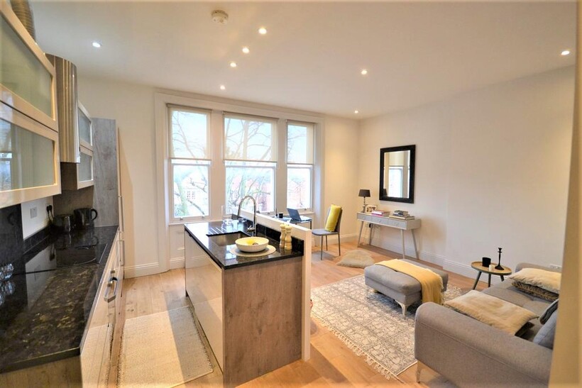 Belsize Avenue, London NW3 2 bed flat to rent - £3,490 pcm (£805 pw)
