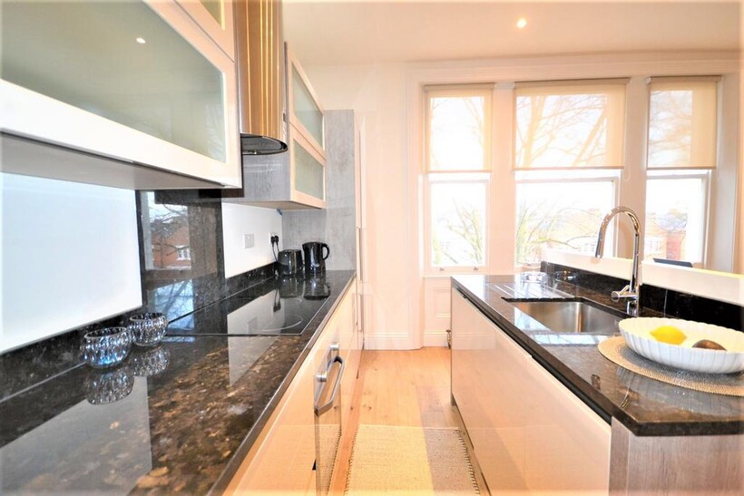 Belsize Avenue, London NW3 2 bed flat to rent - £3,490 pcm (£805 pw)