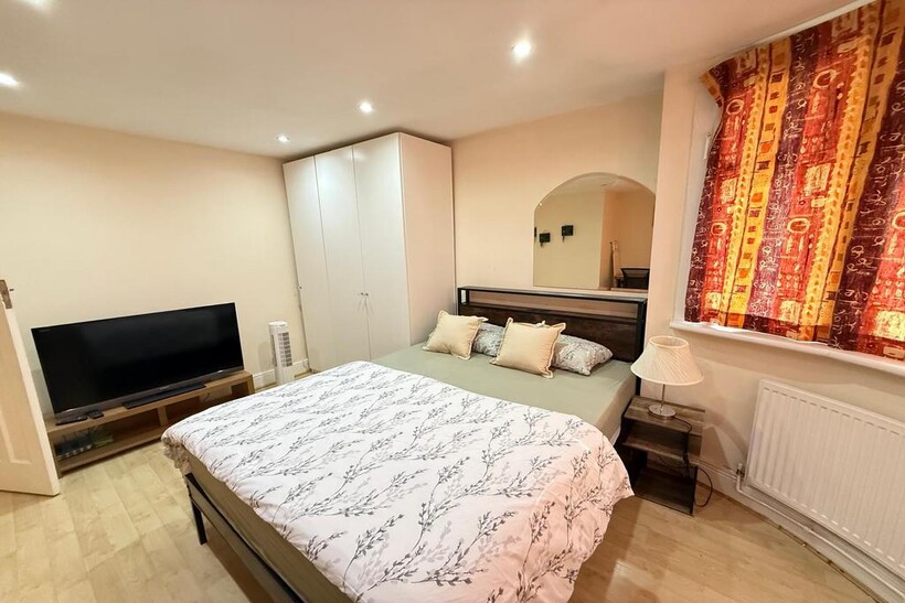 Lynton Road, Harrow HA2 4 bed terraced house to rent - £2,475 pcm (£571 pw)