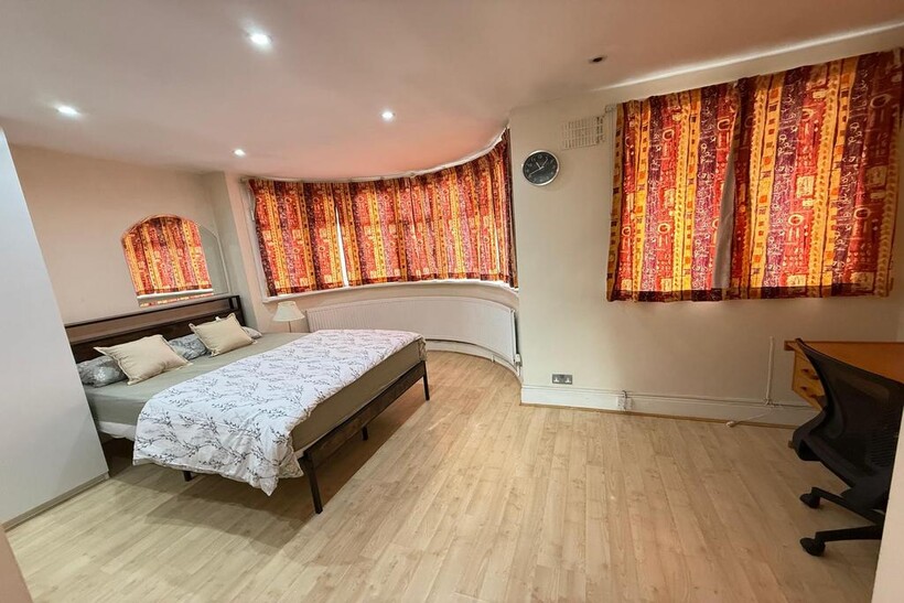 Lynton Road, Harrow HA2 4 bed terraced house to rent - £2,475 pcm (£571 pw)