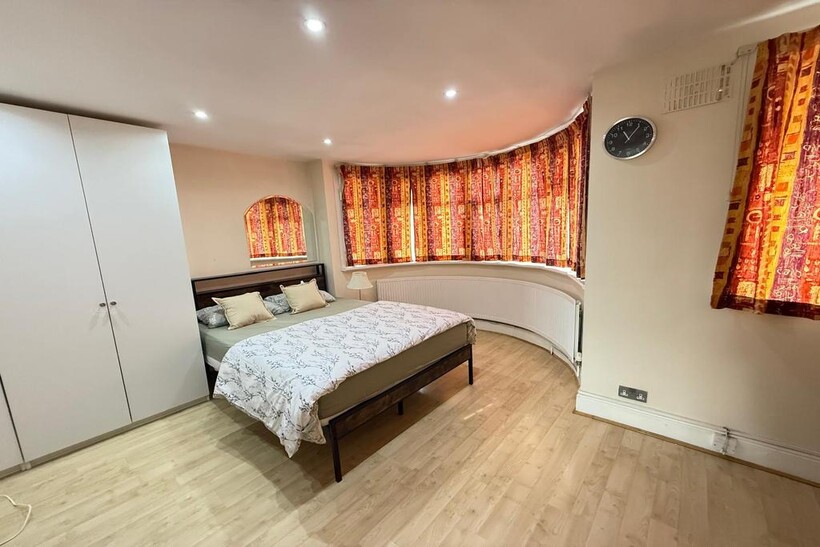 Lynton Road, Harrow HA2 4 bed terraced house to rent - £2,475 pcm (£571 pw)