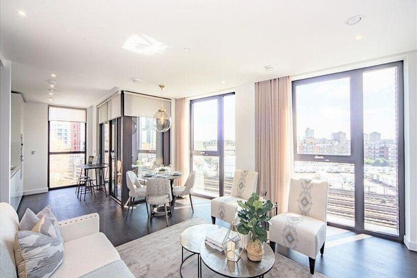 Charles Clowes Walk, London SW11 2 bed apartment to rent - £4,871 pcm (£1,124 pw)