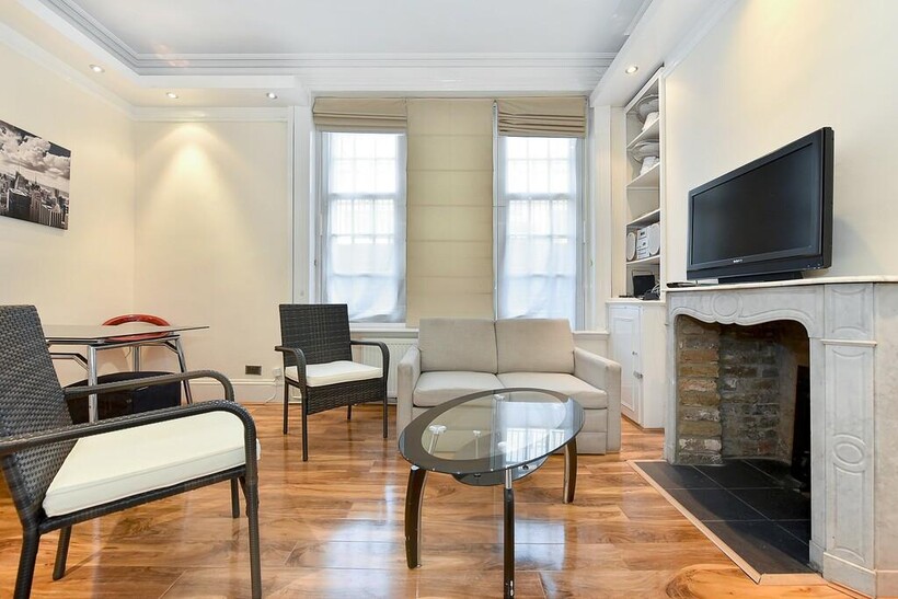 Warwick Mansions, Cromwell Crescent... 2 bed flat to rent - £2,491 pcm (£575 pw)