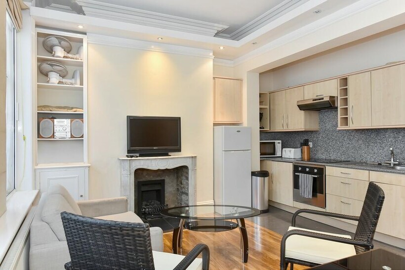 Warwick Mansions, Cromwell Crescent... 2 bed flat to rent - £2,491 pcm (£575 pw)