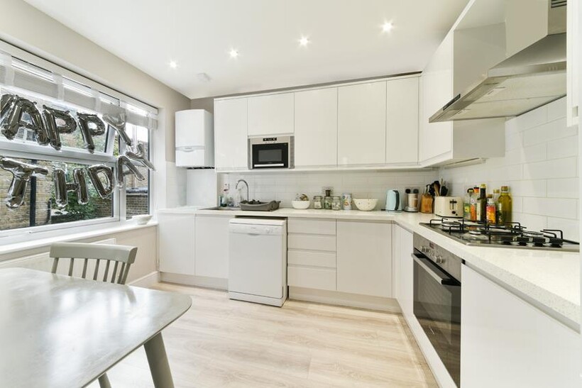CREWDSON ROAD, OVAL 4 bed flat to rent - £4,398 pcm (£1,015 pw)