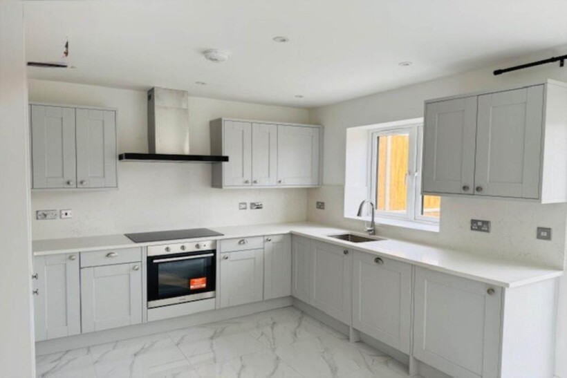 Ogilvie Road, High Wycombe HP12 4 bed townhouse to rent - £2,125 pcm (£490 pw)