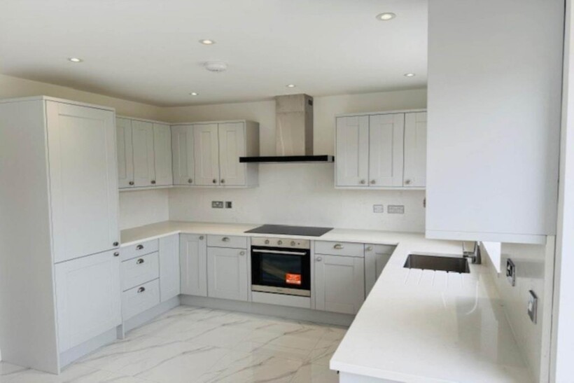 Ogilvie Road, High Wycombe HP12 4 bed townhouse to rent - £2,125 pcm (£490 pw)
