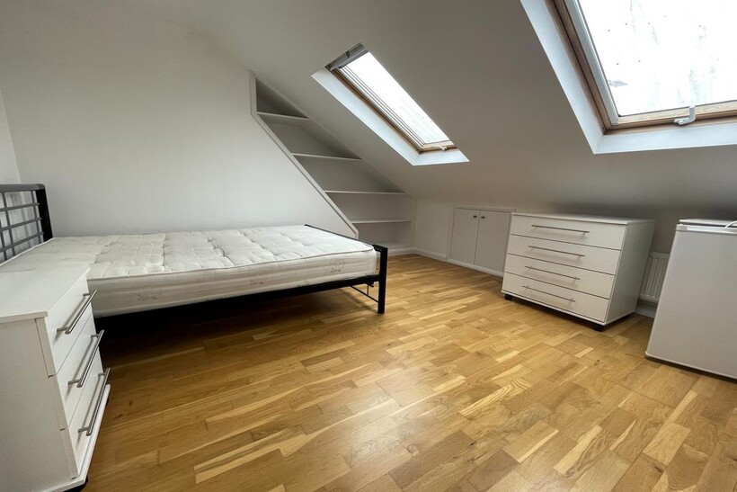 Hedge Lane, London N13 1 bed in a house share to rent - £900 pcm (£208 pw)