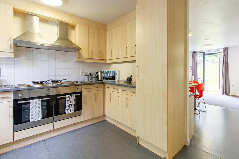 De Walden Way, Bradford BD7 1 bed in a flat share to rent - £325 pcm (£75 pw)