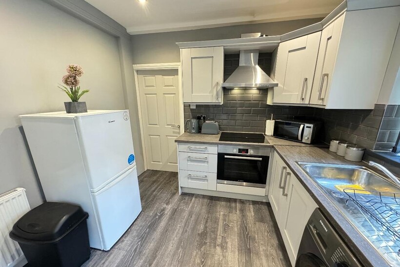 Seaviews Apartment 2, Promenade... 2 bed apartment to rent - £4,106 pcm (£948 pw)