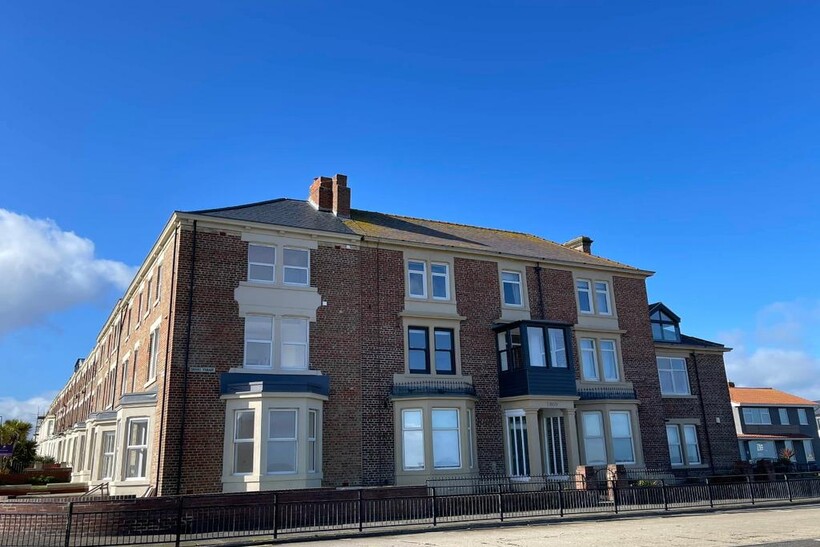 Grand Parade, Tynemouth.  *  HOLIDAY... 2 bed apartment to rent - £3,802 pcm (£877 pw)