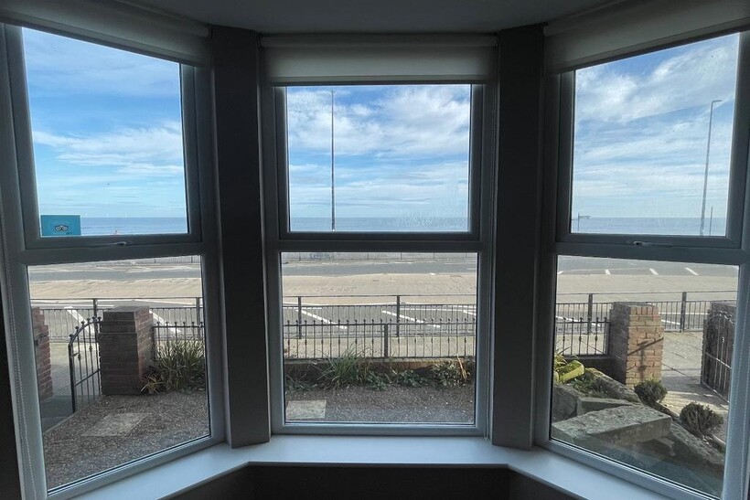 Grand Parade, Tynemouth.  *  HOLIDAY... 2 bed apartment to rent - £3,802 pcm (£877 pw)
