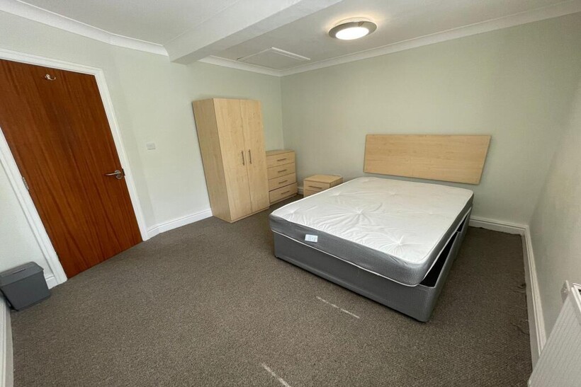 A clean and well-maintained double bedroom feat...