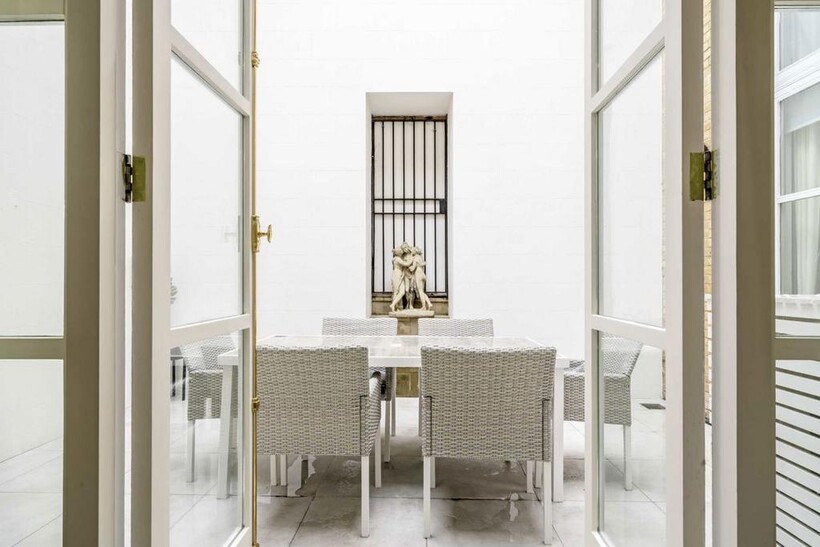 Woods Mews, London W1K 2 bed flat to rent - £8,450 pcm (£1,950 pw)