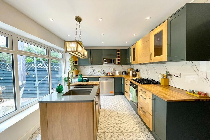 St Margarets Road, London HA8 4 bed semi-detached house to rent - £3,050 pcm (£704 pw)