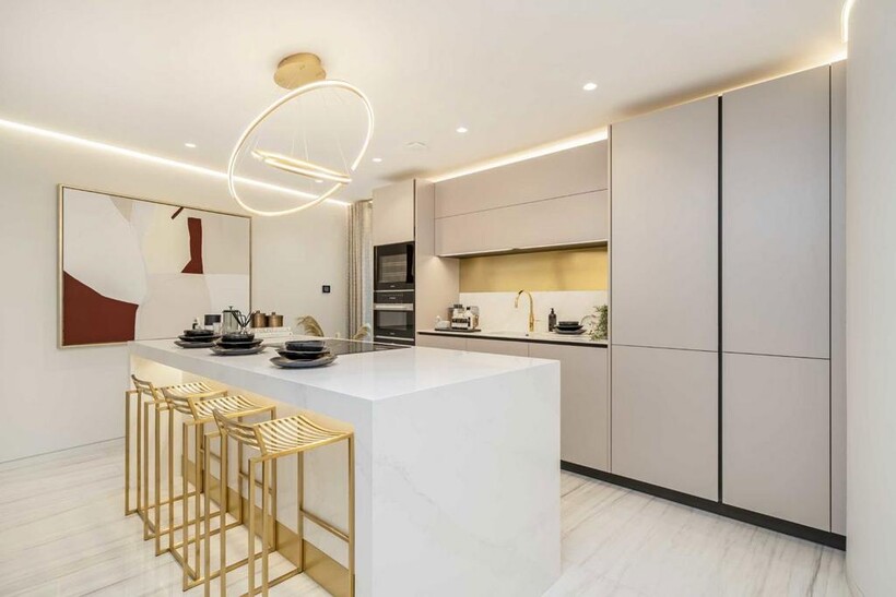 South Molton Street, London W1K 3 bed flat to rent - £14,998 pcm (£3,461 pw)