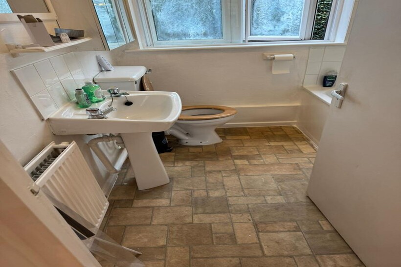 Merton Court, Epsom Road, Ilford... 2 bed maisonette to rent - £2,050 pcm (£473 pw)