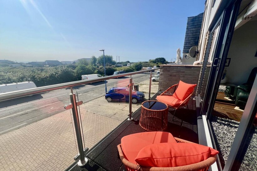 Kingsway, Selsey 4 bed semi-detached house to rent - £1,695 pcm (£391 pw)