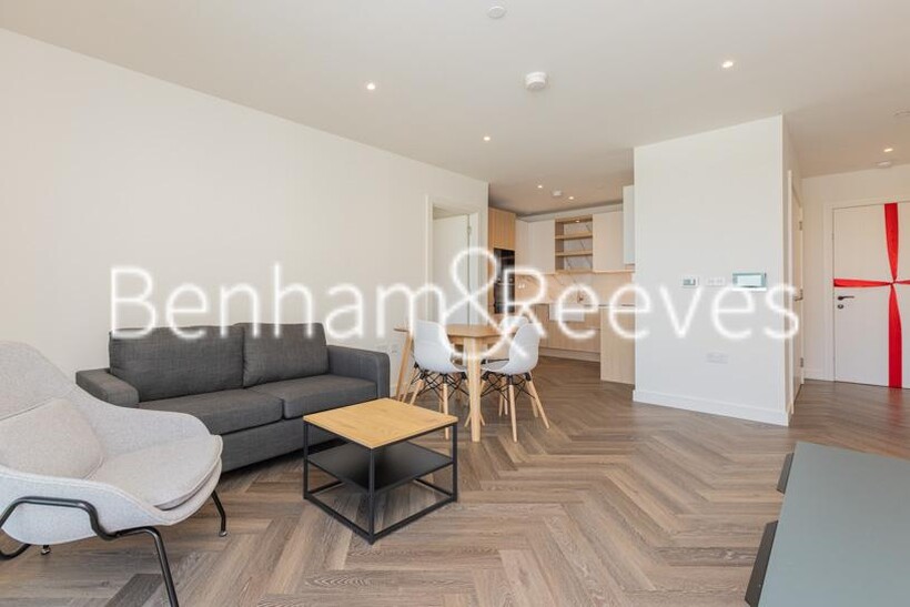 Henshaw Parade The Hyde NW9 2 bed apartment to rent - £2,350 pcm (£542 pw)
