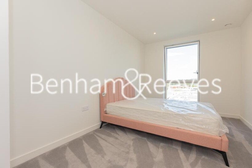 Henshaw Parade The Hyde NW9 2 bed apartment to rent - £2,350 pcm (£542 pw)