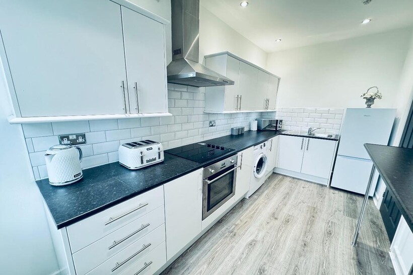 Park Ave, Whitley Bay.  NE26 1AU.  *... 2 bed apartment to rent - £3,802 pcm (£877 pw)