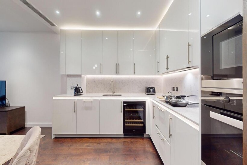 Charles Clowes Walk, Nine Elms, SW11 2 bed flat to rent - £5,590 pcm (£1,290 pw)