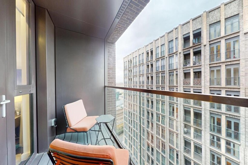 Charles Clowes Walk, Nine Elms, SW11 2 bed flat to rent - £5,590 pcm (£1,290 pw)