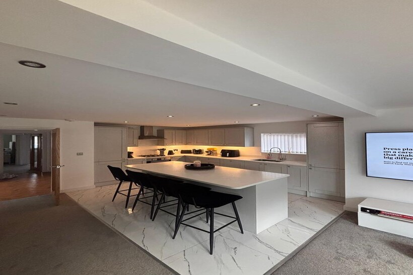 Deansgate Lane North, Liverpool L37 3 bed detached bungalow to rent - £43,333 pcm (£10,000 pw)