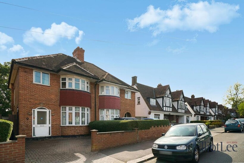Medway Gardens, Wembley HA0 3 bed semi-detached house to rent - £2,450 pcm (£565 pw)