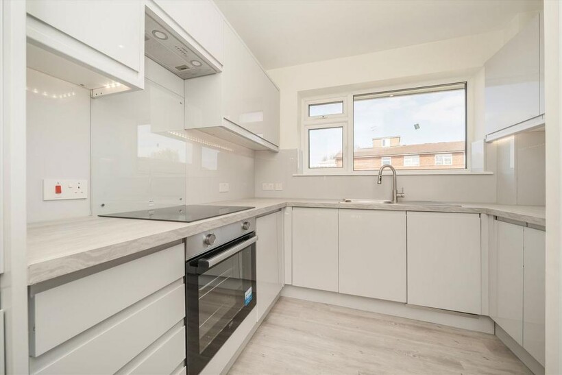 Elm Avenue, London W5 3 bed flat to rent - £2,548 pcm (£588 pw)
