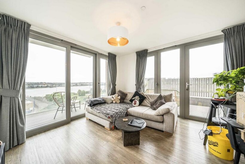 Booth Road, London E16 2 bed flat to rent - £2,448 pcm (£565 pw)
