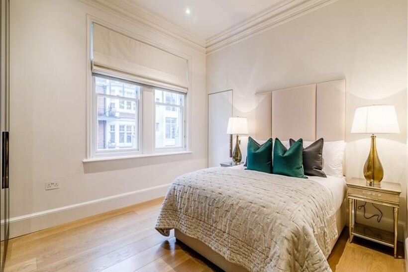 Duke Street, London W1K 3 bed property to rent - £25,567 pcm (£5,900 pw)