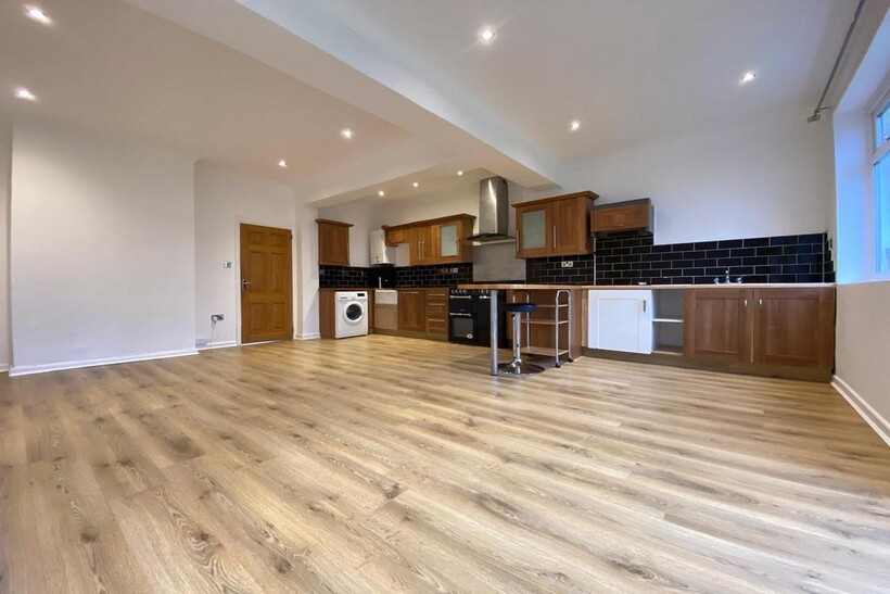 Beechcroft Gardens, Wembley, HA9 4 bed detached house to rent - £3,350 pcm (£773 pw)