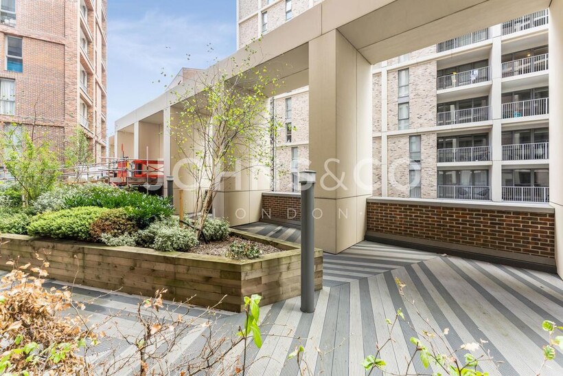 Discovery Tower, Canning Town... 1 bed apartment to rent - £1,998 pcm (£461 pw)