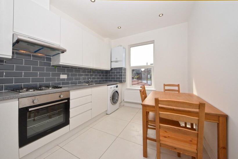 32 Welldon Crescent, Harrow, Greater... 3 bed flat to rent - £2,445 pcm (£564 pw)