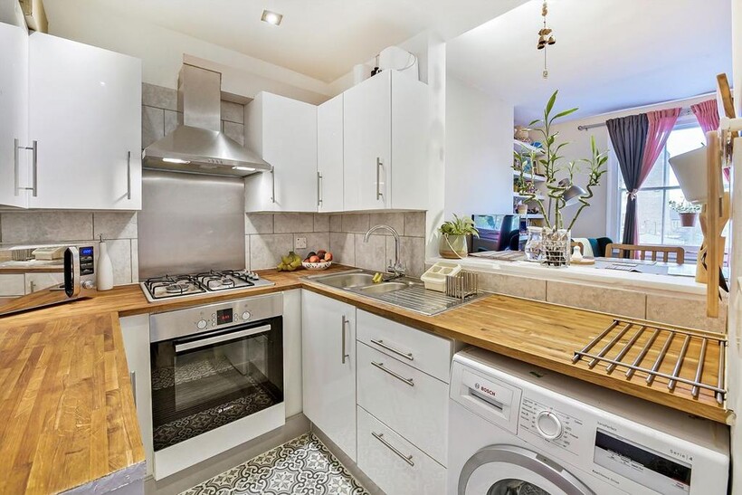 Coningham Road, London W12 2 bed flat to rent - £2,548 pcm (£588 pw)