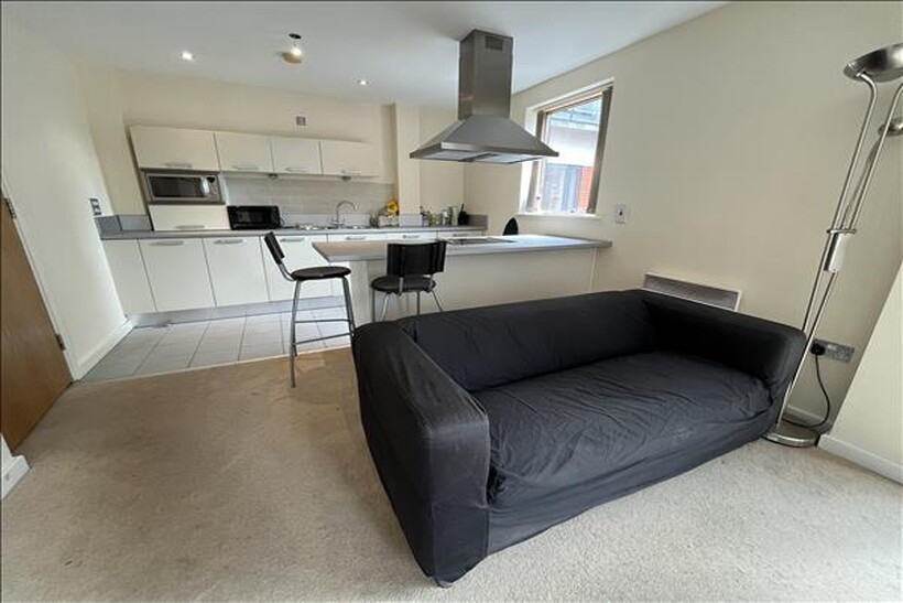 Bright and spacious 1 bedroom apartment