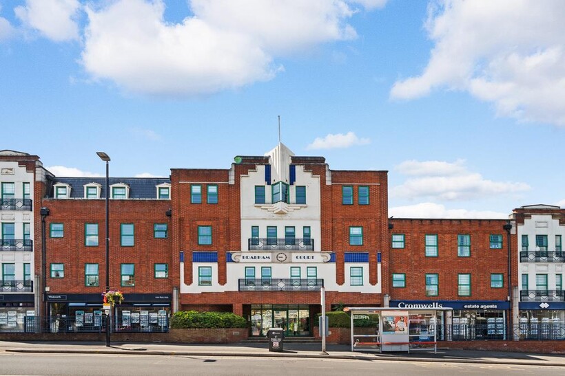 Central Road, Worcester Park KT4 2 bed apartment to rent - £2,050 pcm (£473 pw)