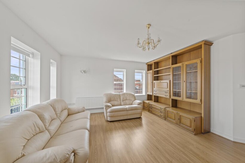 Central Road, Worcester Park KT4 2 bed apartment to rent - £2,050 pcm (£473 pw)