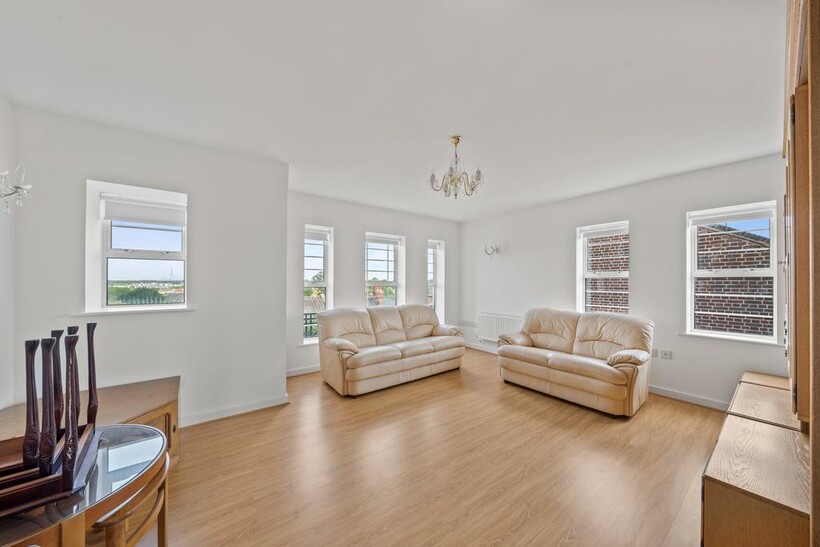 Central Road, Worcester Park KT4 2 bed apartment to rent - £2,050 pcm (£473 pw)