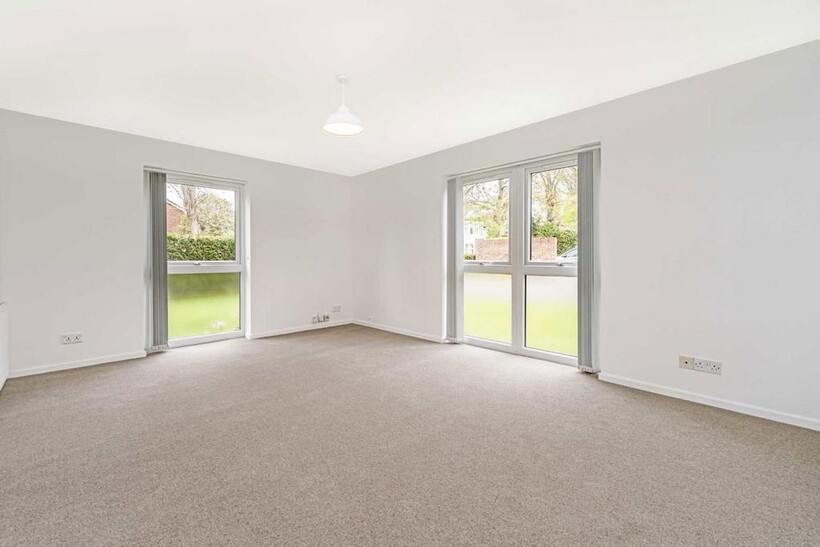 Cromwell Road, Teddington TW11 2 bed flat to rent - £1,810 pcm (£418 pw)