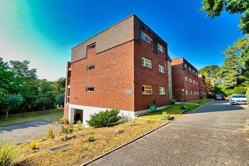 Overbury Road, Poole BH14 2 bed flat to rent - £1,175 pcm (£271 pw)